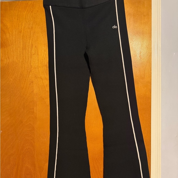 ALO Ribbed Sweater Knit Highline Flare Pant - Black/White